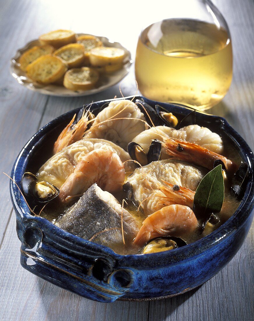 Ttoro (baskische Fischsuppe mit Meeresfrüchten und Weißbrot)