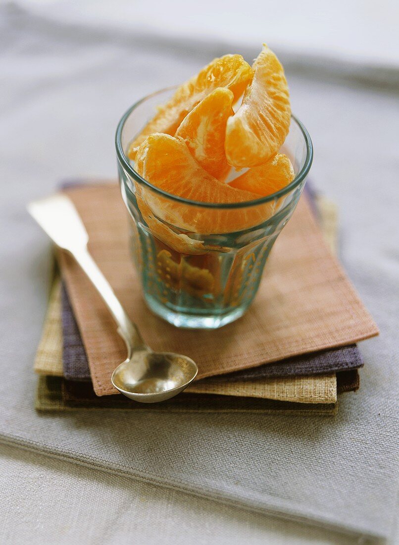 Orangenspalten in einem Glas