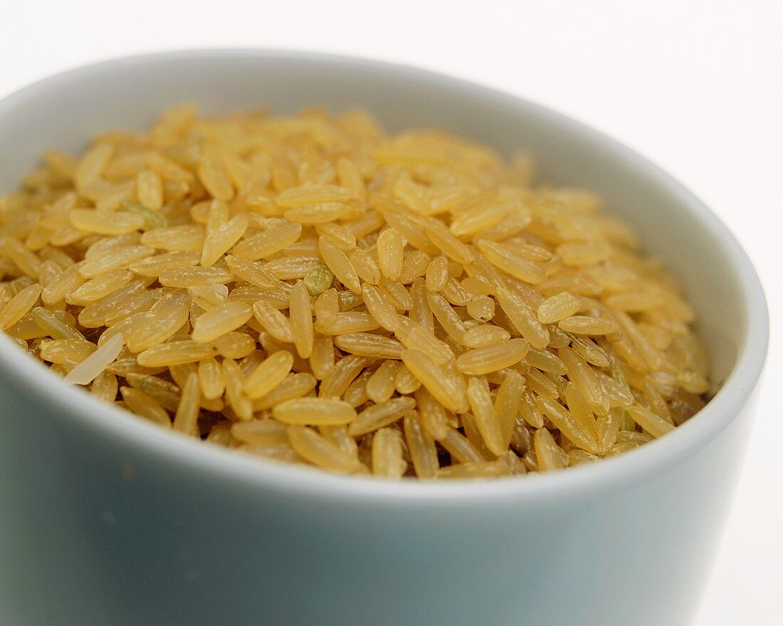 Brauner Reis in weißem Schälchen