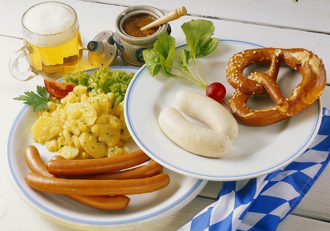 Wiener mit Kartoffelsalat; Weisswürste mit Brezel; Senf; Bier