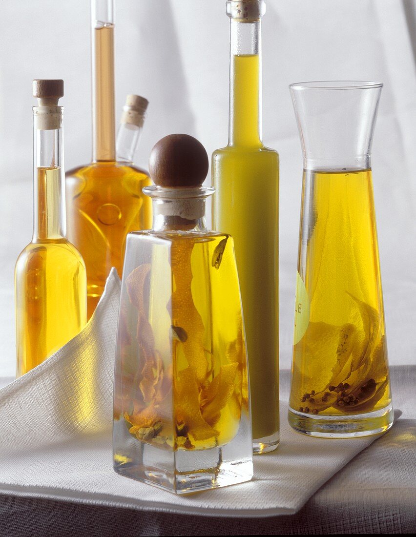Verschiedene Olivenöle in Karaffen und Flaschen