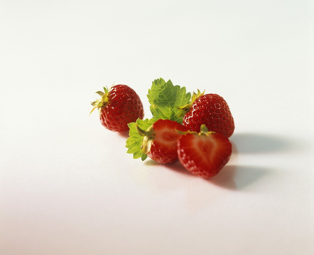 Frische Erdbeeren mit Blatt