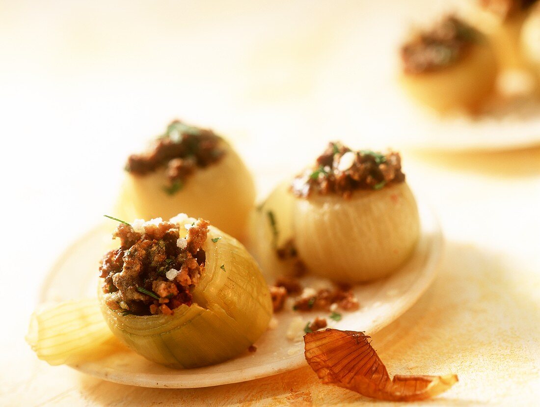 Cipolle ripiene (onions stuffed with mince, Italy)