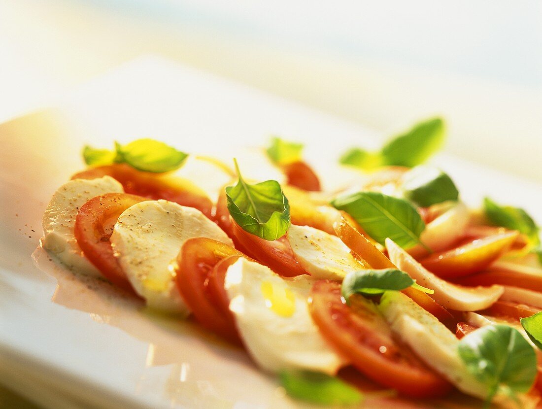 Insalata caprese (Tomaten mit Mozzarella & Basilikum)