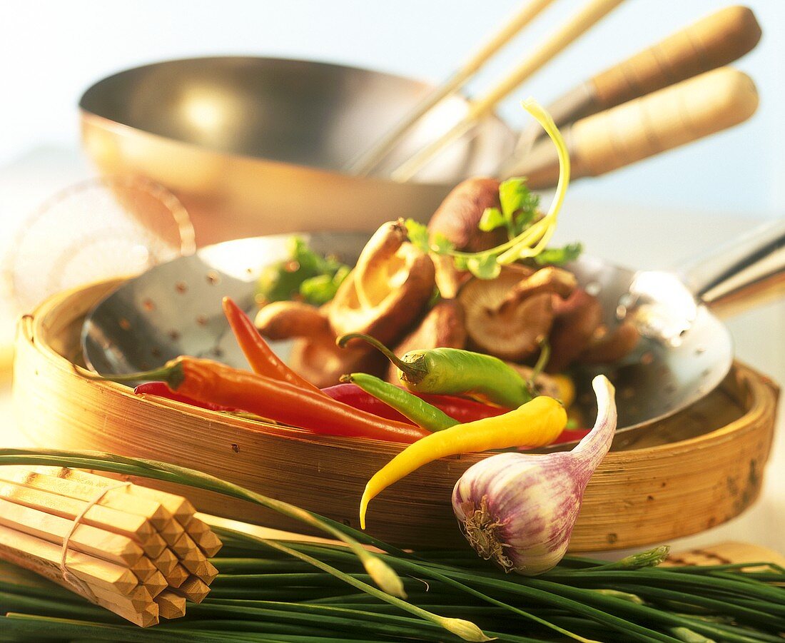 Asiatisches Gemüse, Bambusdämpfer und Wok