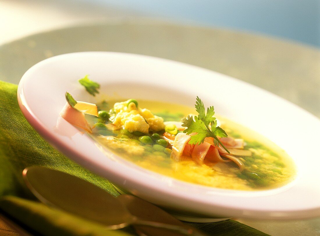 Erbsensuppe mit Zitronengras, Koriander und Schinken