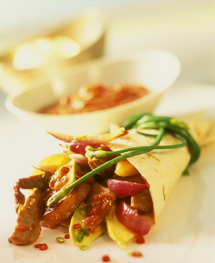 Burritos mit thailändischer Fleisch-Avocado-Sauce