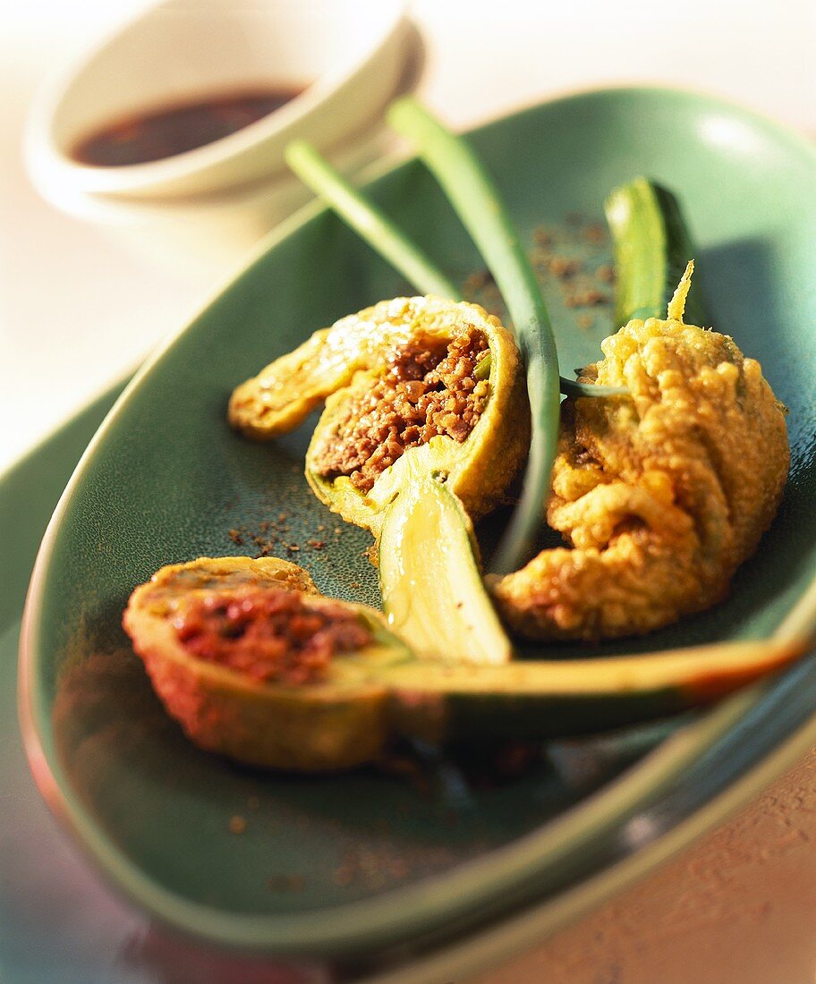 Zucchiniblüten mit Hackfleisch-Erdnuss-Füllung aus dem Wok