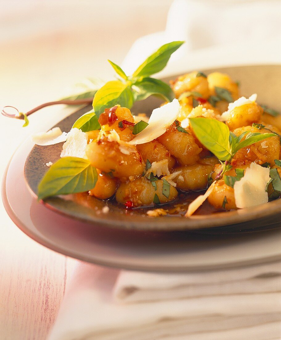 Gnocchi mit chinesischem Pesto und Parmesan aus dem Wok