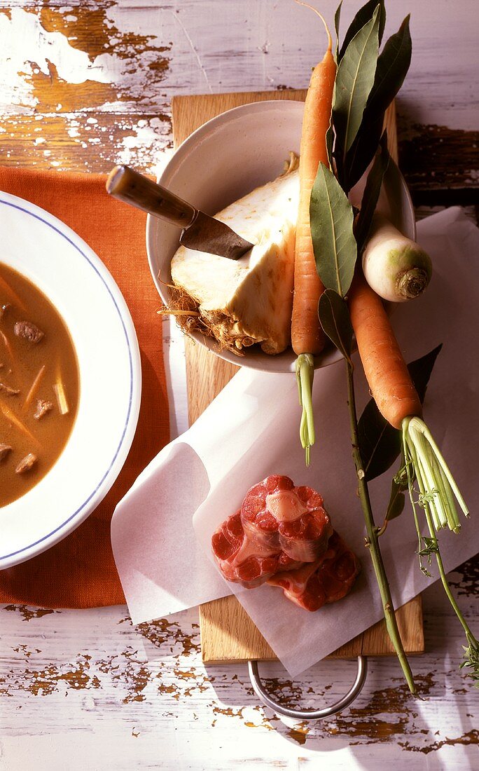 Gulaschsuppe mit Zutaten (Gemüse, Fleisch, Lorbeer)