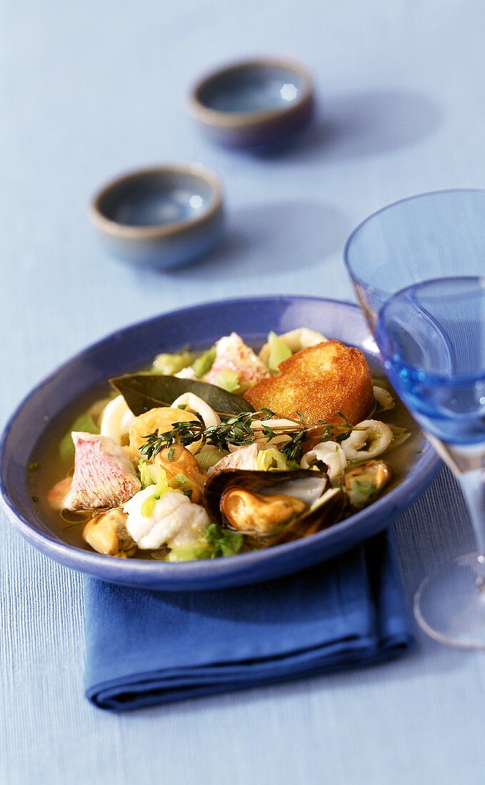 Mittelmeer-Fischsuppe mit Thymian und Baguette