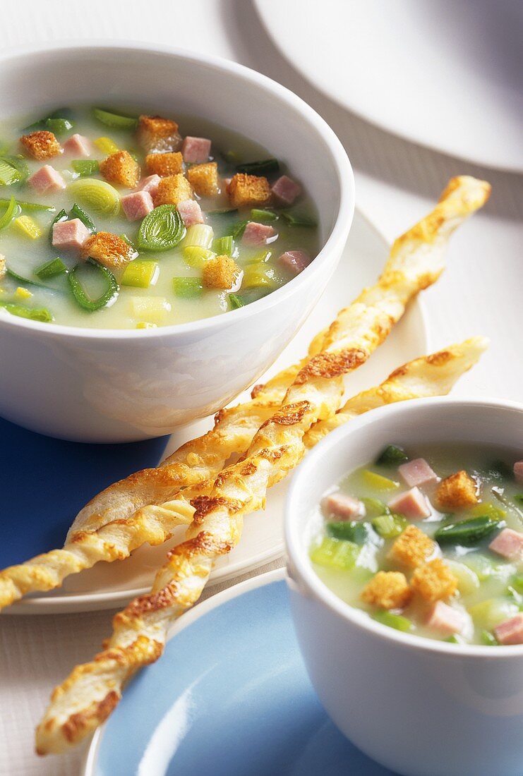 Lauchsuppe mit Schinken, Käsestangen und Croûtons