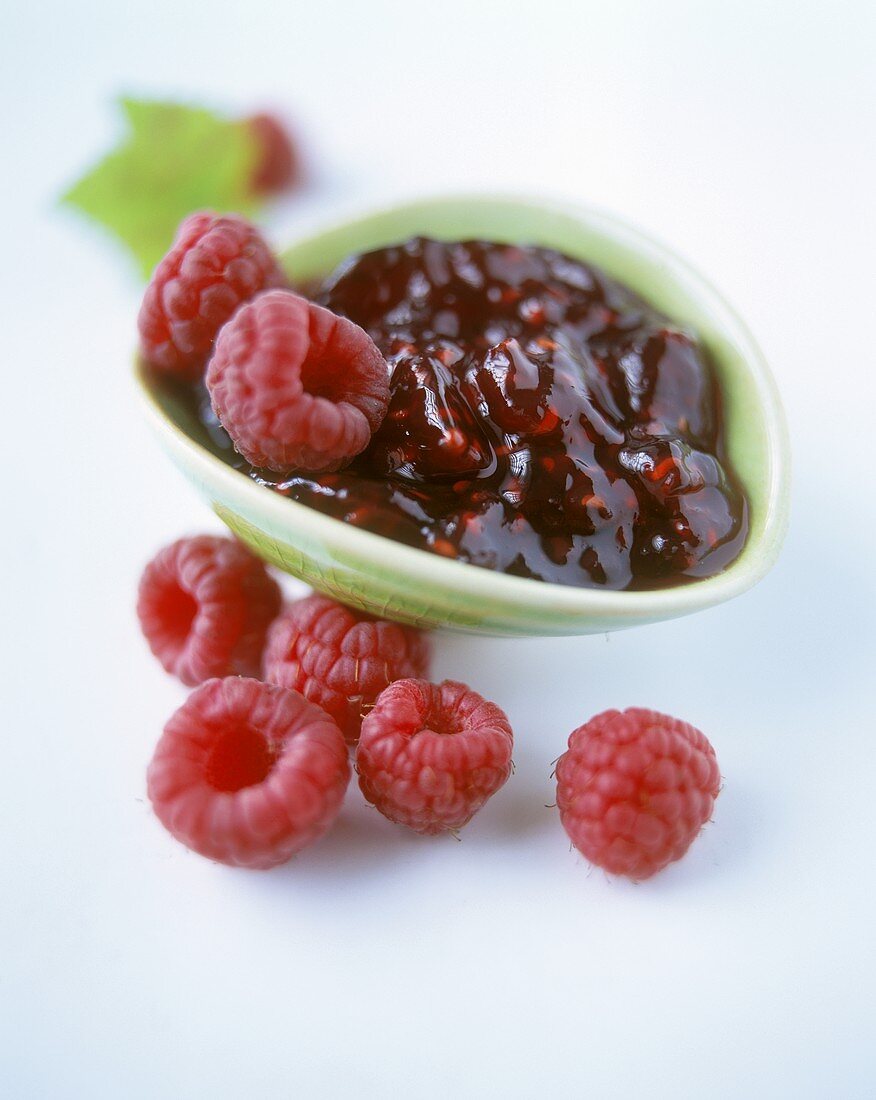 Himbeermarmelade und frische Himbeeren