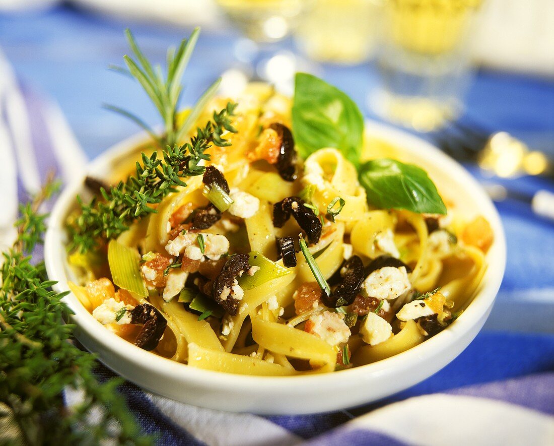 Tagliatelle mit Oliven, Schafskäse und Tomaten