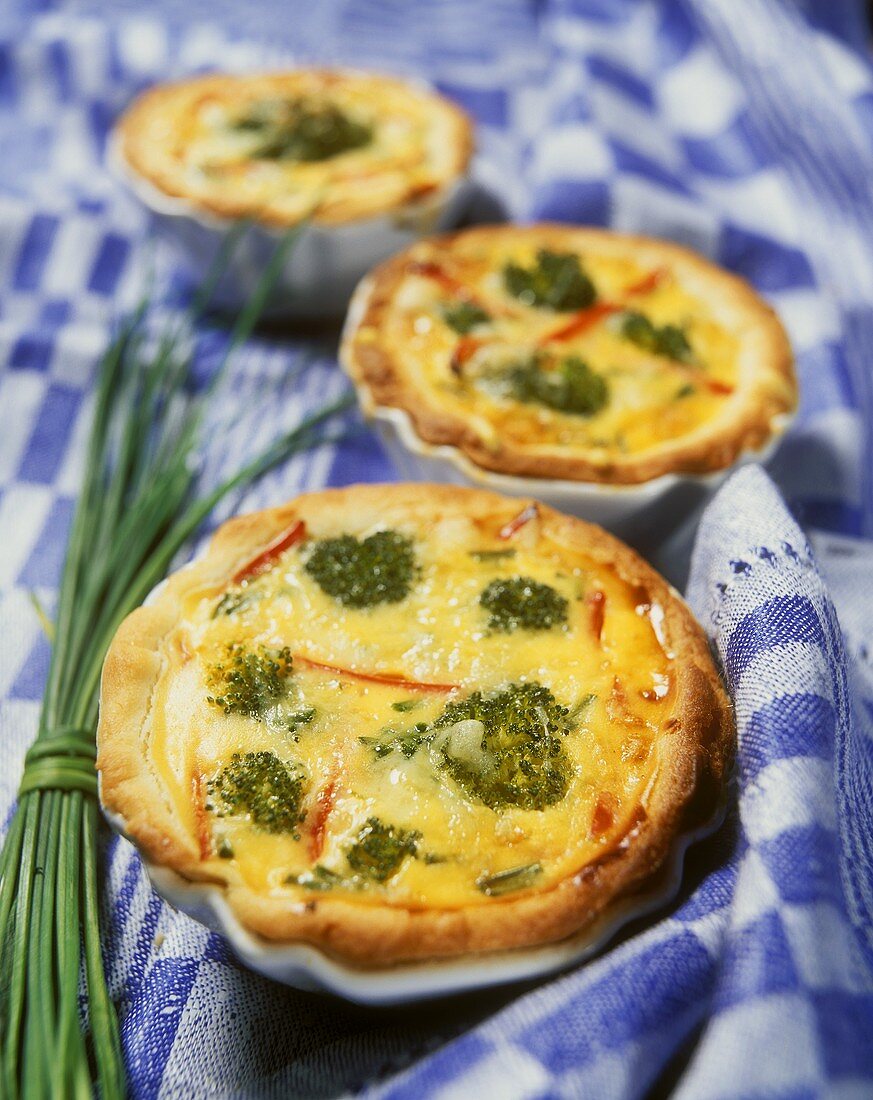 Broccoli and chive quiches with peppers