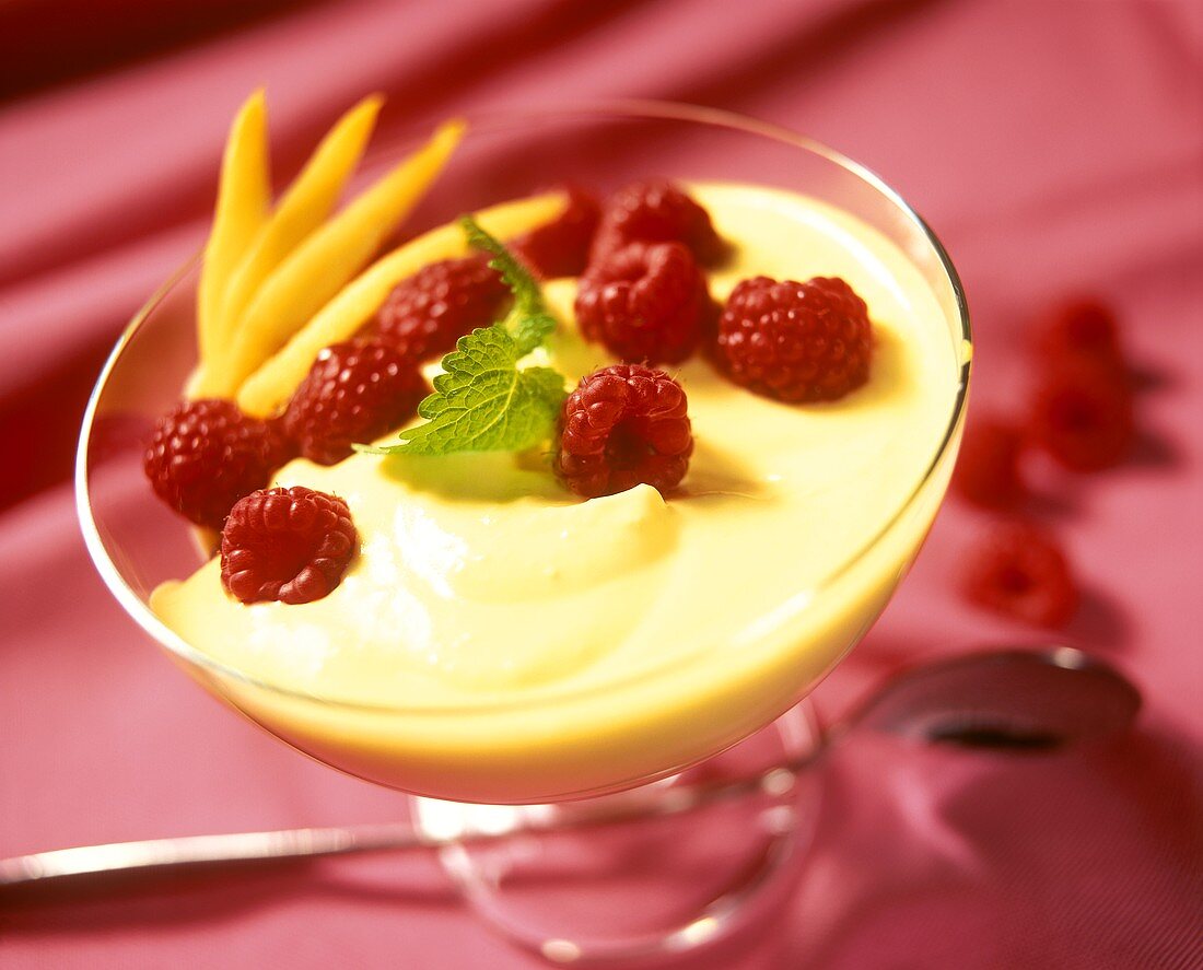 Mango-Joghurt-Creme mit frischen Himbeeren