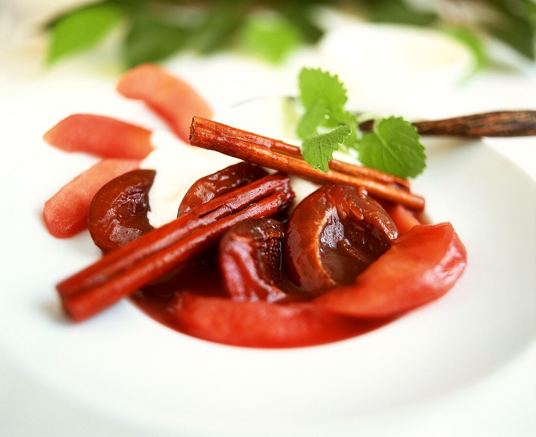 Herbstfrüchte mit Joghurtsauce und Zimt