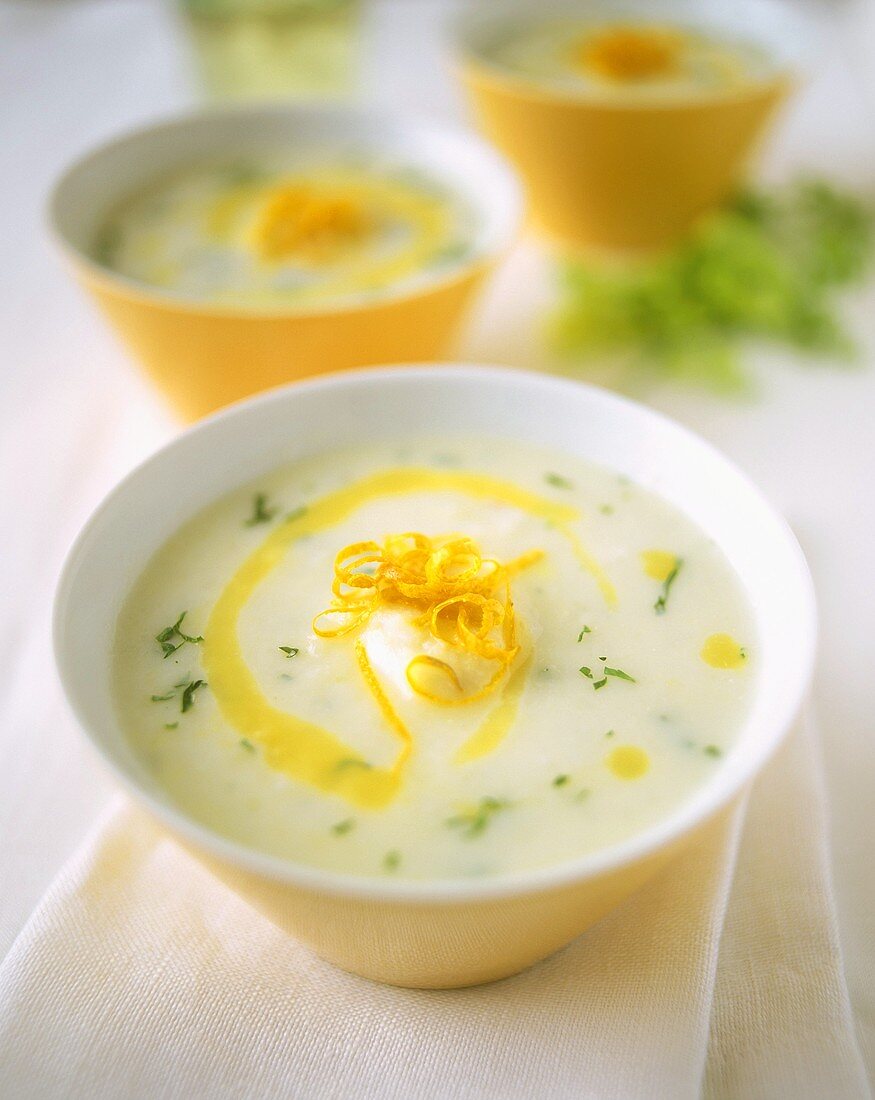 Blumenkohlsuppe mit Petersilie und Orangenzesten