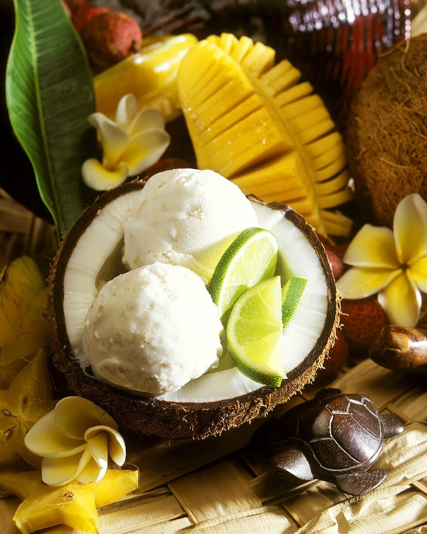 Kokoseis mit Limetten in halber Kokosnuss