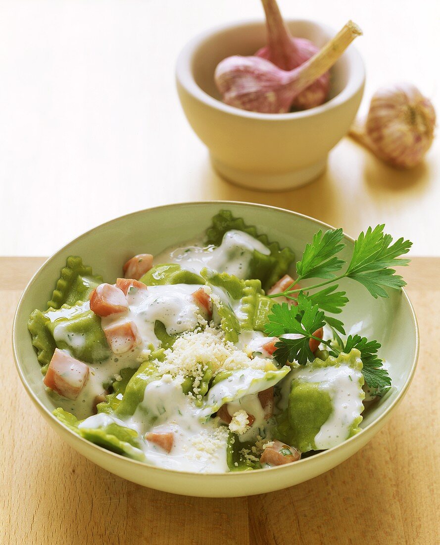 Ravioli mit Schinken-Sahne-Sauce und Parmesan