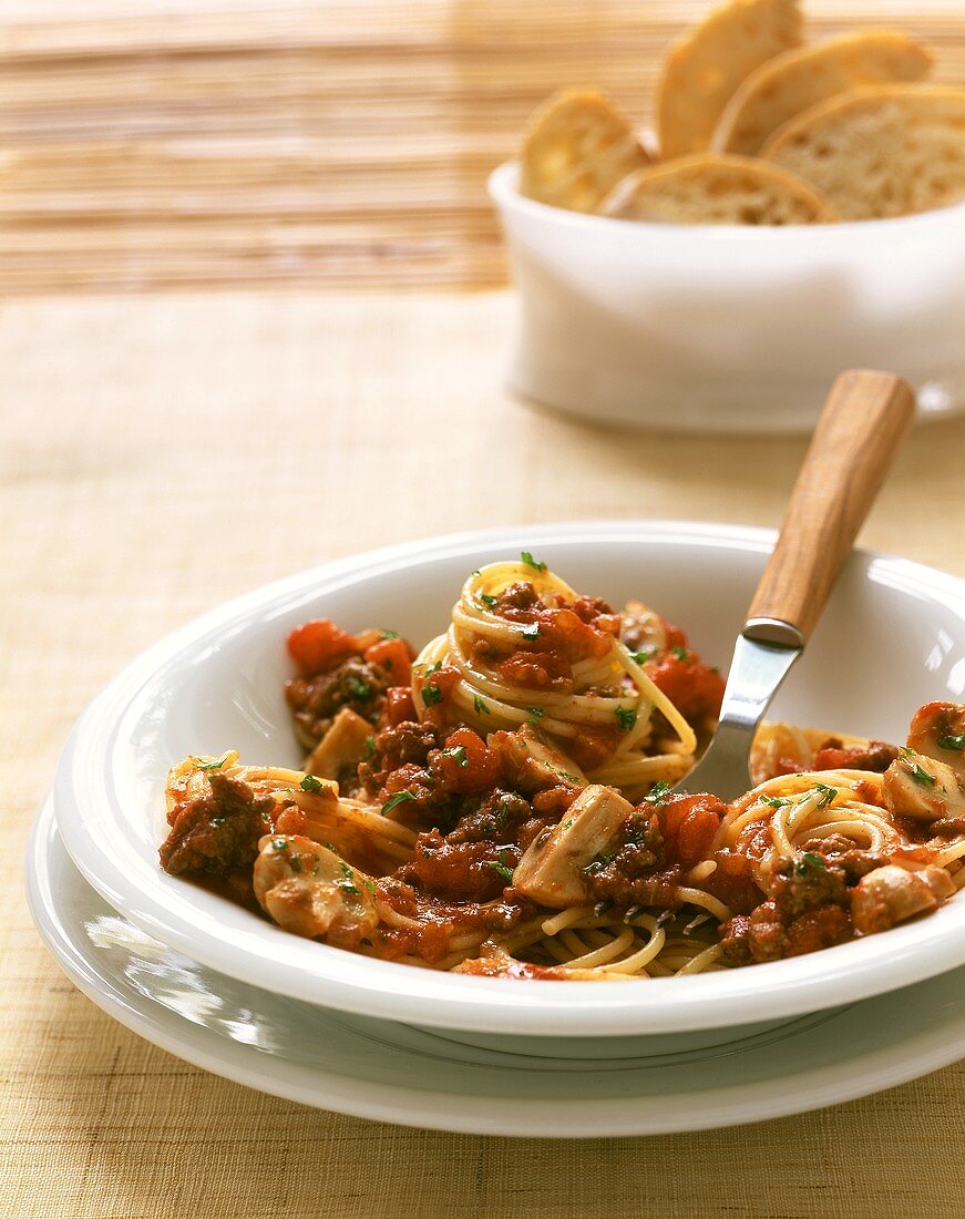 Spaghetti mit Pilz-Bolognese; Weißbrot