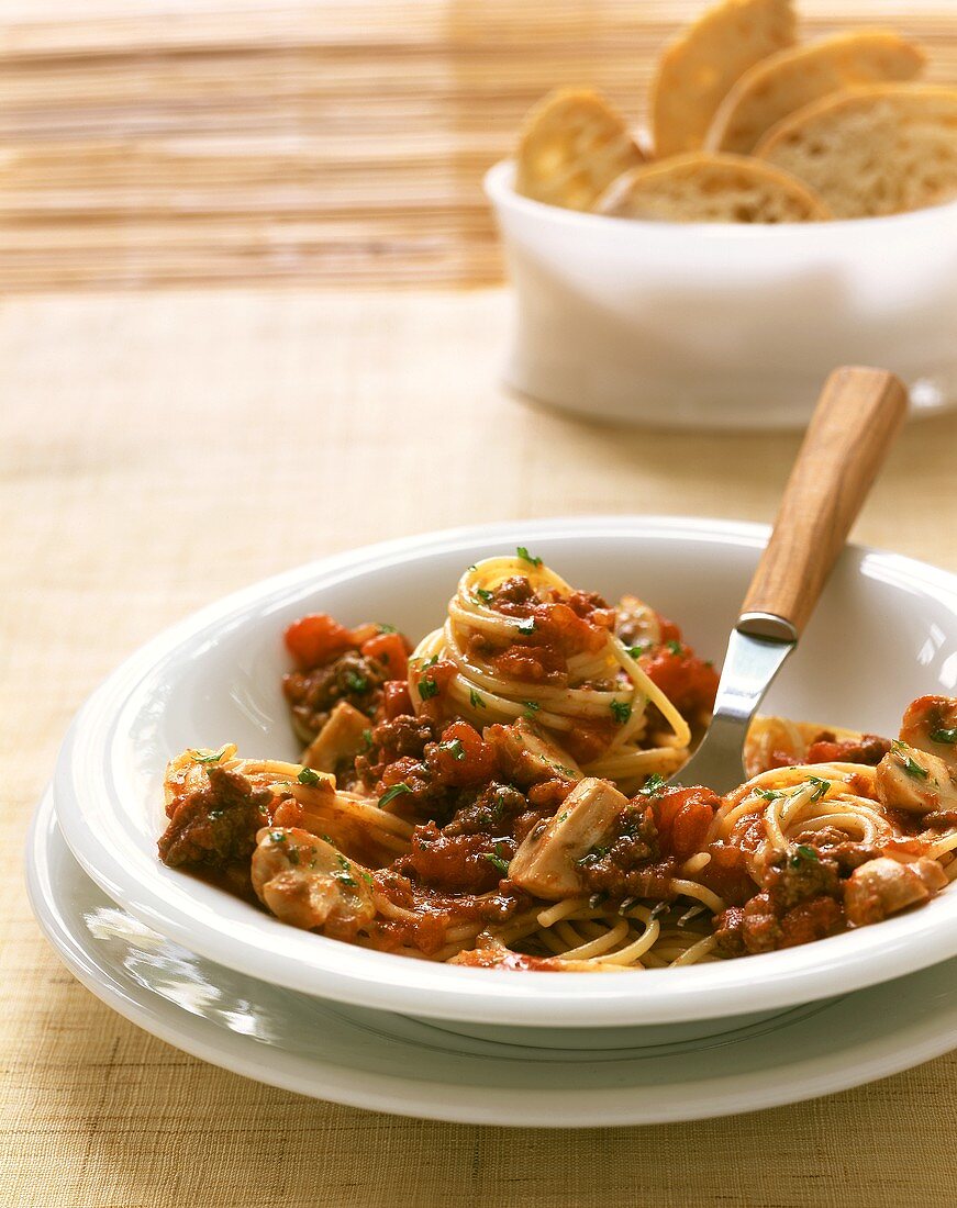 Spaghetti with mushroom bolognese; white bread