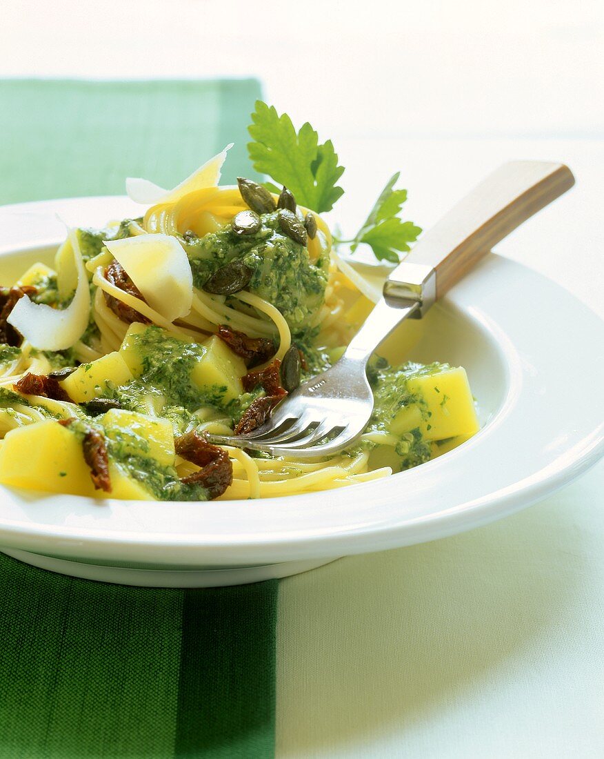 Spaghetti with potatoes, dried tomatoes and herbs