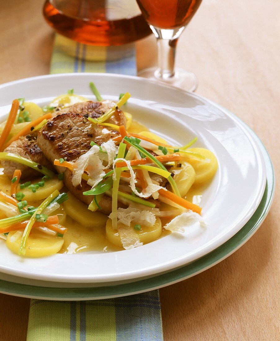 Schweinesteak mit Wurzelgemüse und Meerrettich