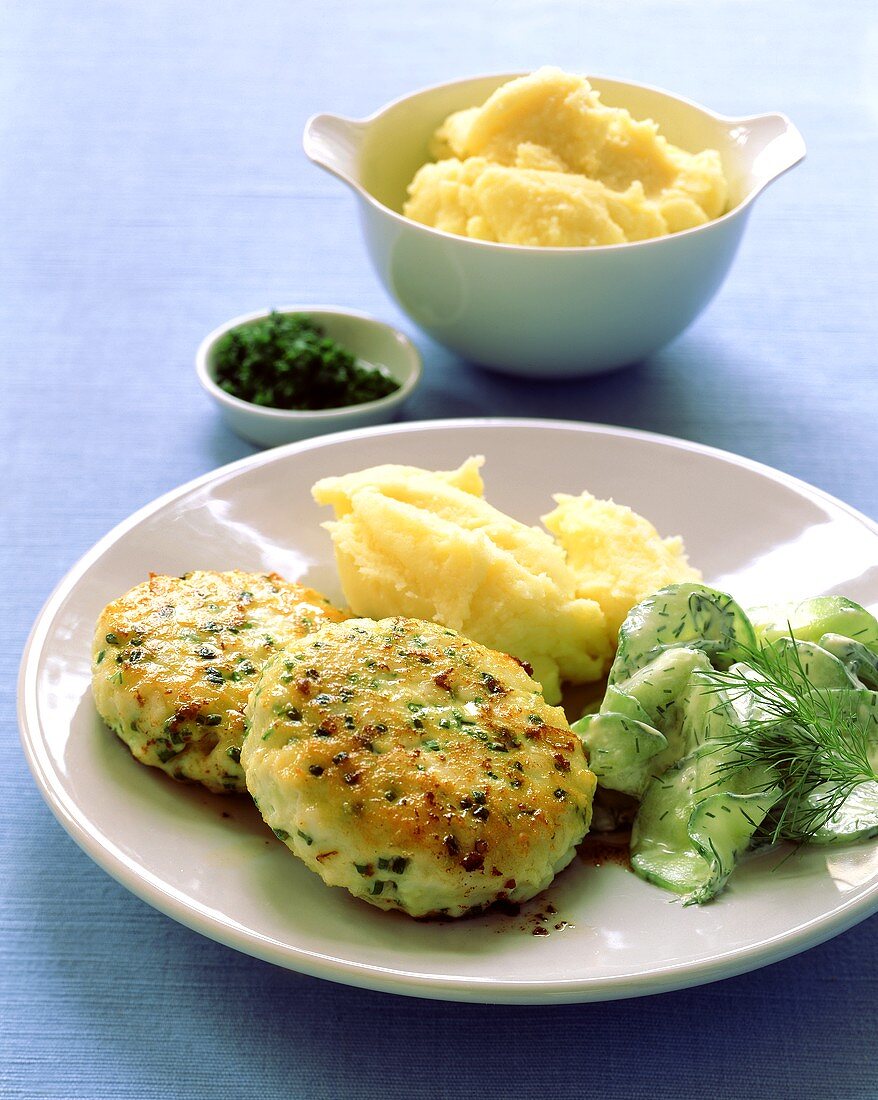 Fischfrikadellen mit Gurkensalat und Kartoffelpüree