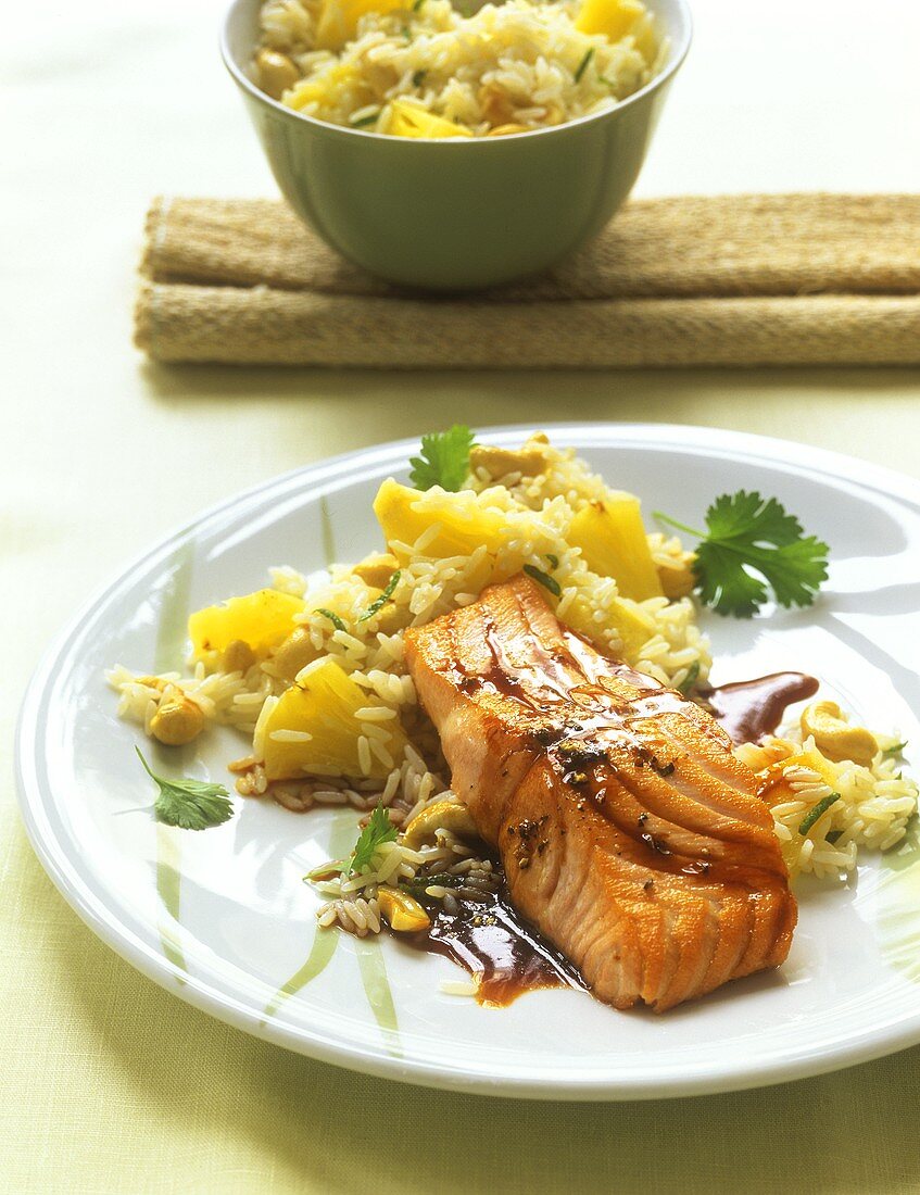 Teriyaki-Lachs mit Ananas-Reis