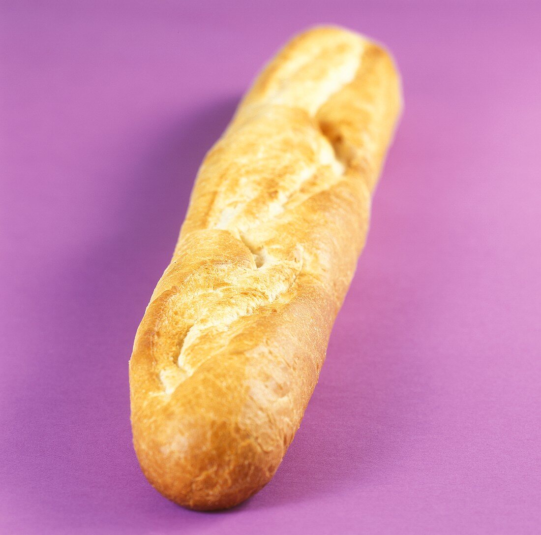 Baguette auf lila Untergrund