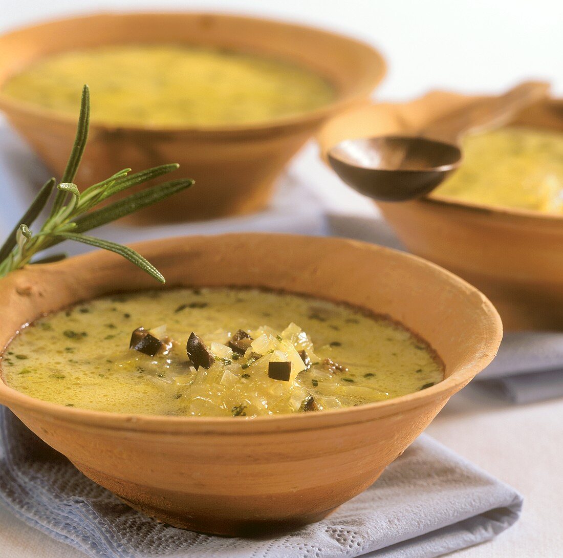 Zuppa di cipolle (Rosmarin-Zwiebel-Suppe mit Oliven, Italien)