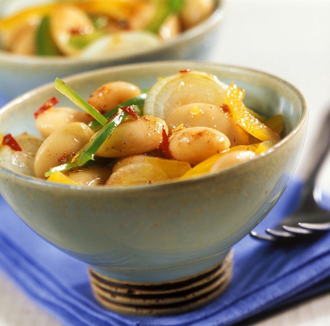 Spicy white bean salad with onions and peppers