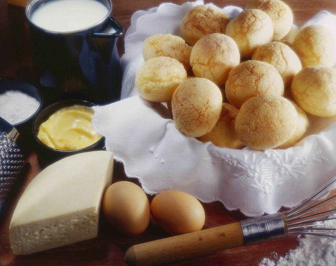 Pão de Queijo (Brasilianisches Käsebrötchen), umgeben von Zutaten