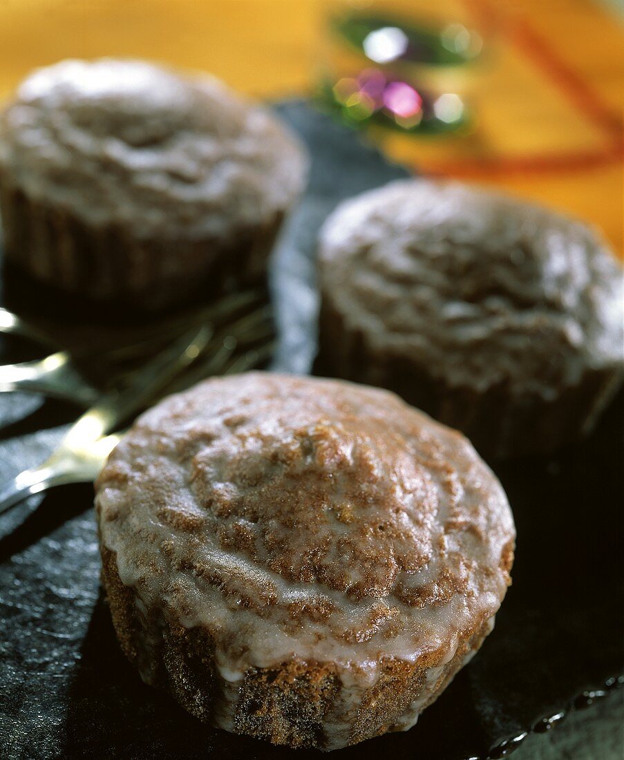 Schokomuffins mit Puderzuckerglasur