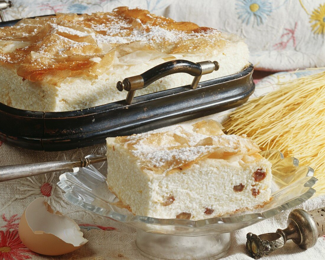 Hungarian quark slice with raisins (Vargabéles)