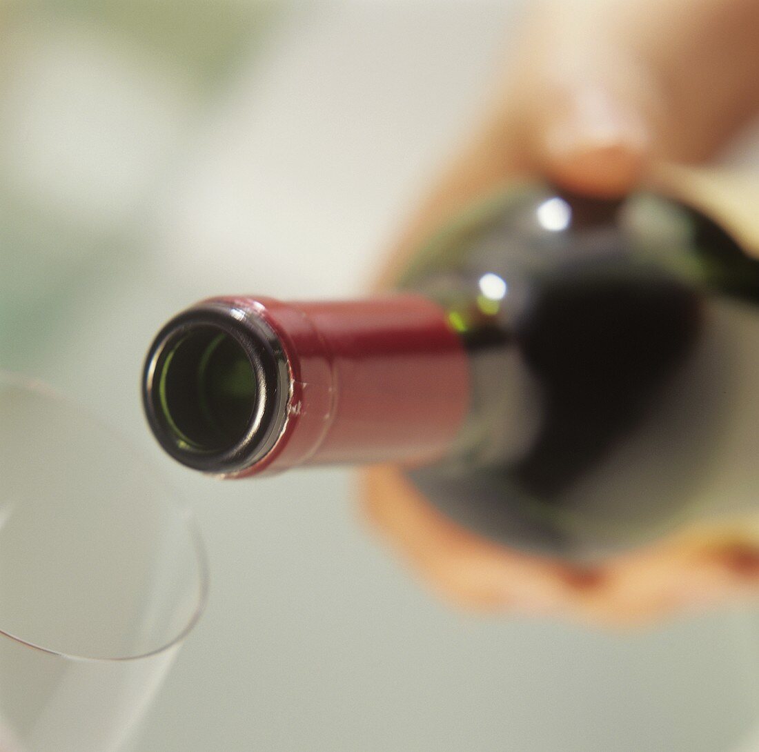 The right way to pour red wine
