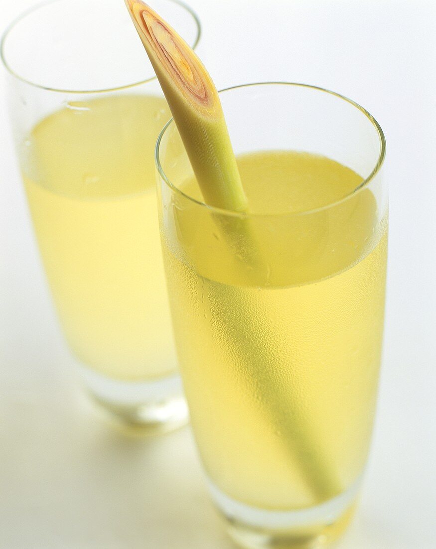Zitronengras-Limonade in zwei Gläsern