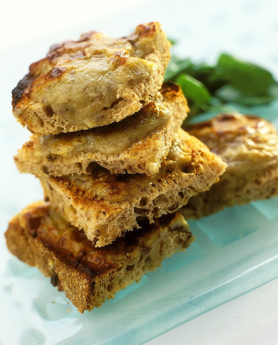 Getoastete Brotscheiben, mit Käse überbacken