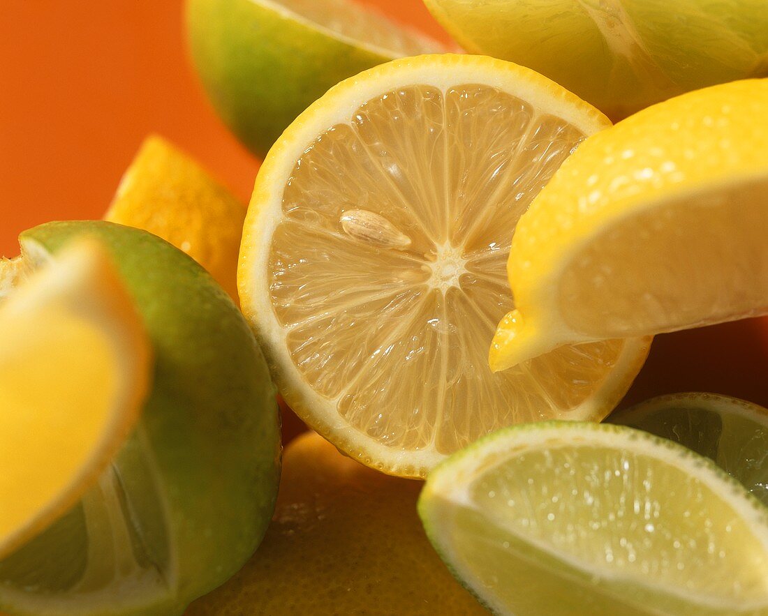 Angeschnittene Zitronen und Limetten