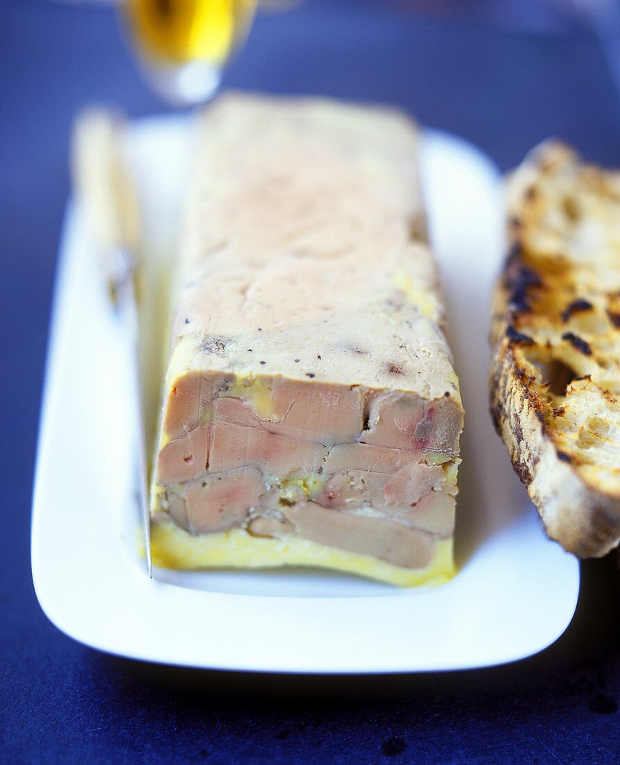 Gänseleberpastete mit gerösteter Brotscheibe