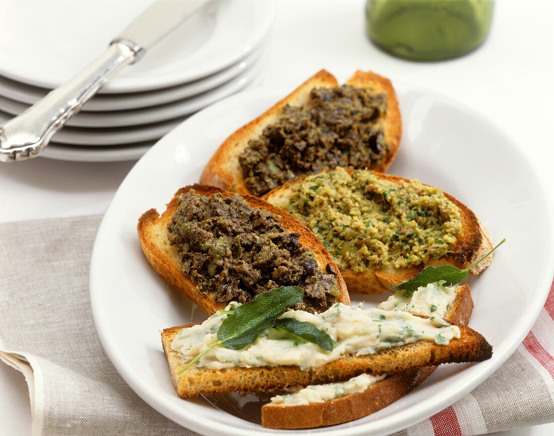 Crostini (Röstbrote mit Oliven- und Bohnencreme, Italien)