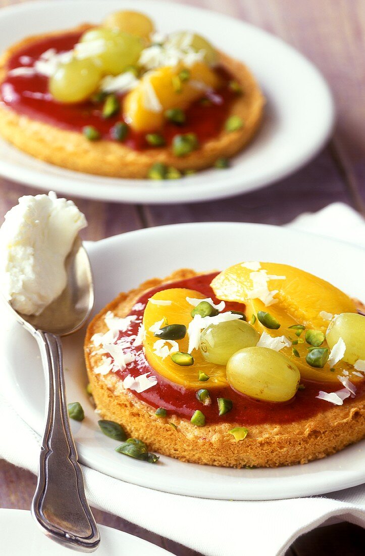 Kleine Früchte-Pizzen mit Pistazien und weisser Schokolade