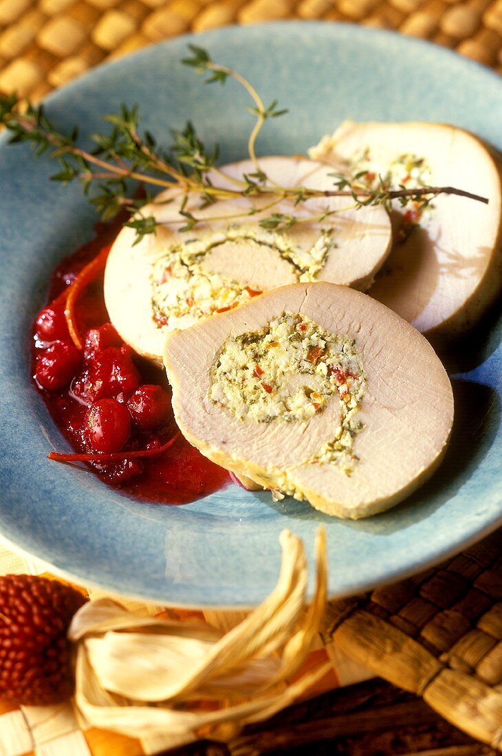 Gefüllte Putenbrust mit Cranberrysauce