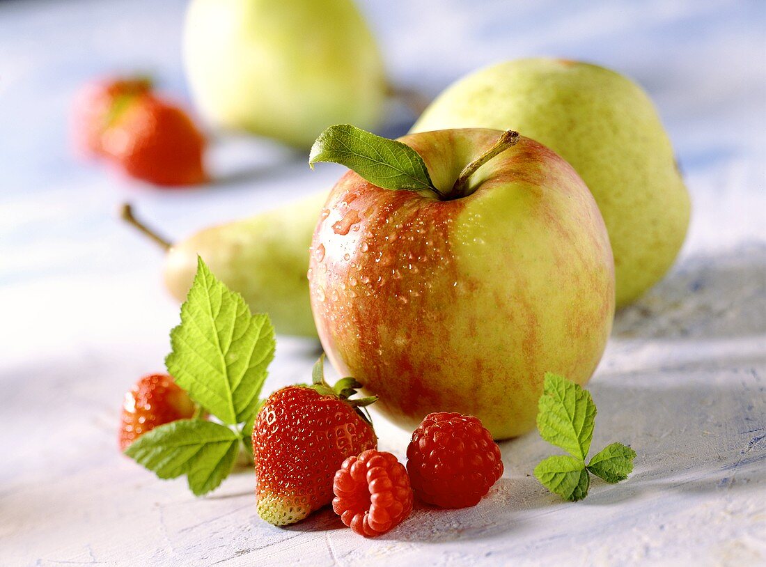 Apfel mit Wassertropfen, Beeren und Birnen