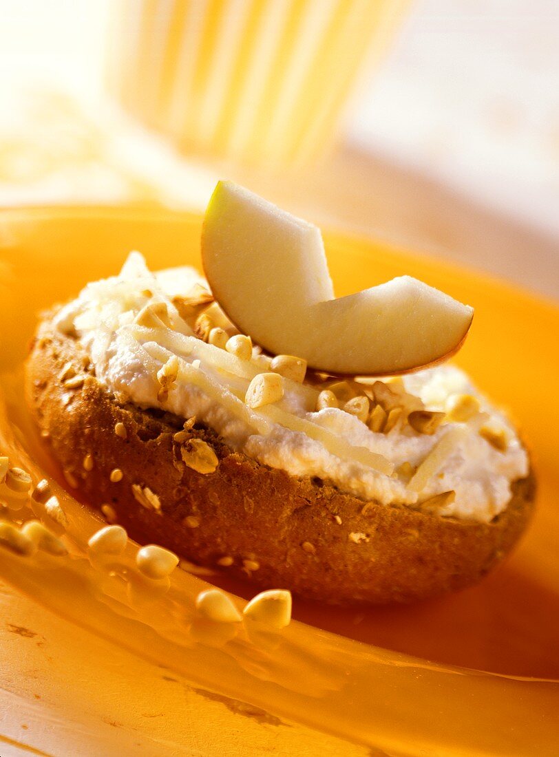 Wholemeal roll with ricotta mousse, apple and pine nuts