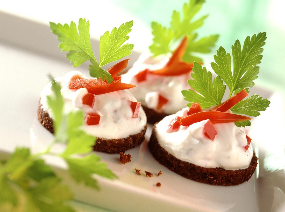 Pumpernickel mit Paprikaquark und Petersilie