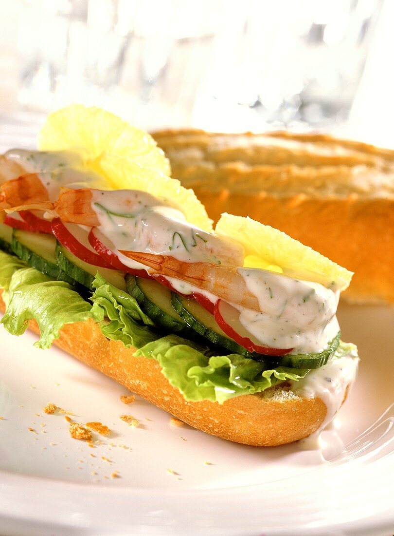 Baguette mit Shrimps, Dillcreme, Gemüse und Limetten