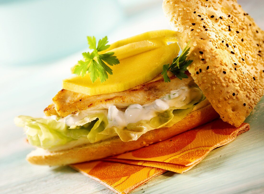 Brötchen-Sandwich mit Hähnchen, Currycreme und Mango