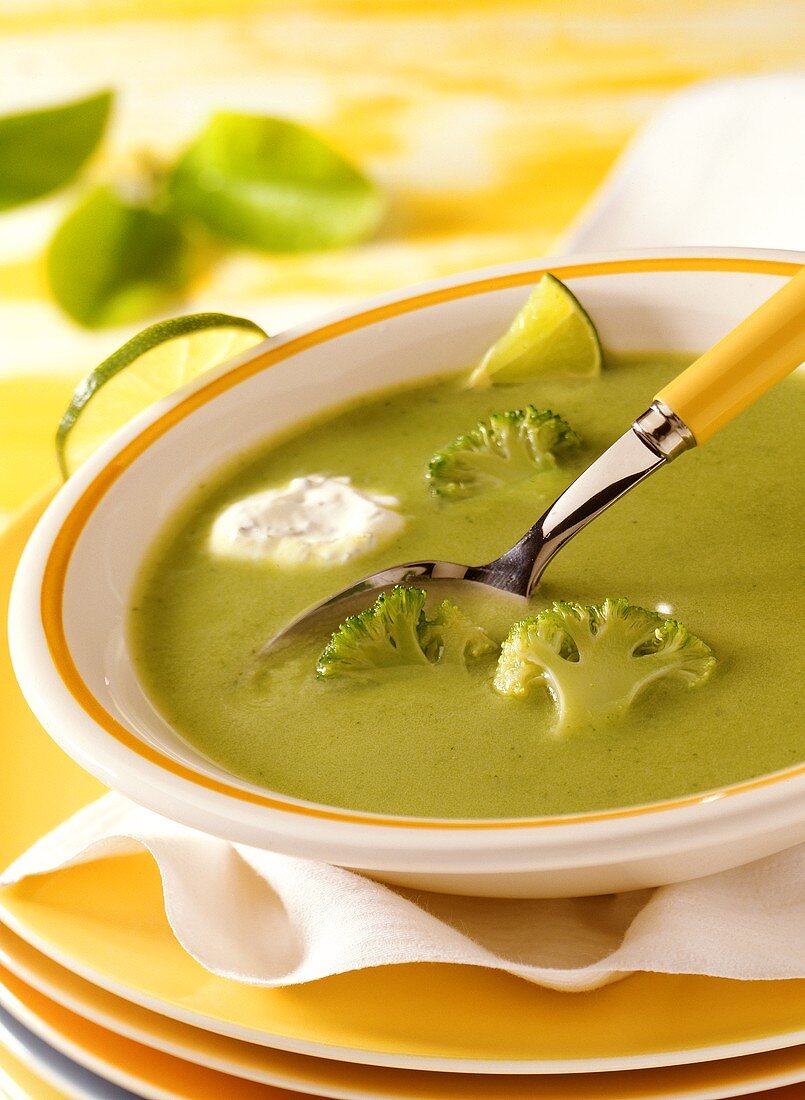 Broccoli soup with thyme mousse and limes